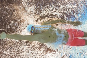 国际帆船赛激战正酣 顶尖选手逐浪争锋