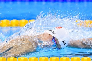 詹姆斯末节爆发率队逆转，湖人险胜勇士夺关键卡位战